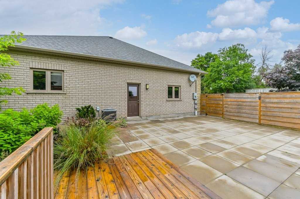 588 Simon St W