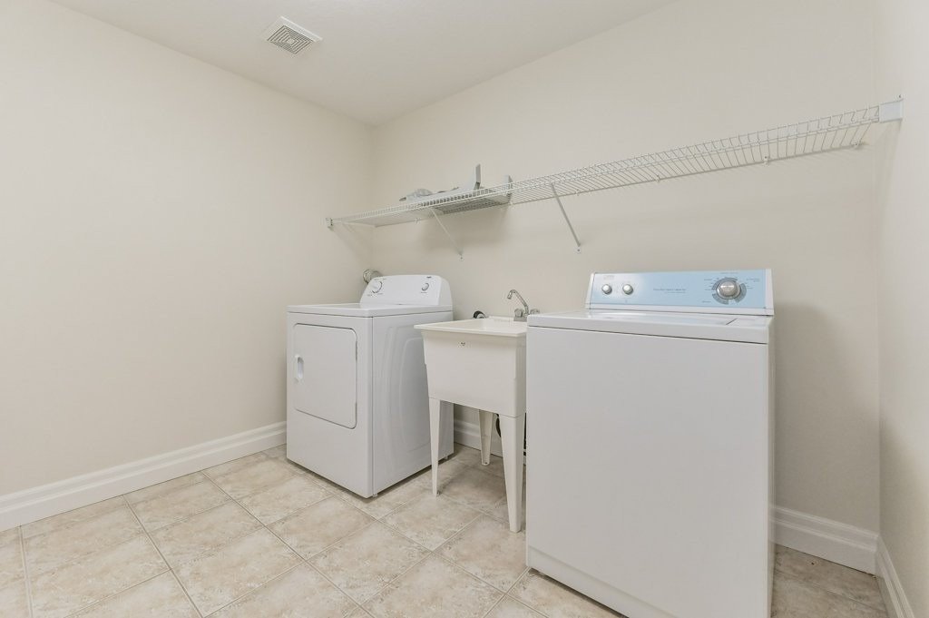 588 Simon St W