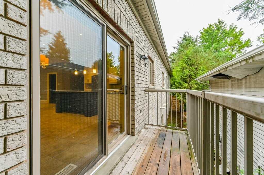 588 Simon St W
