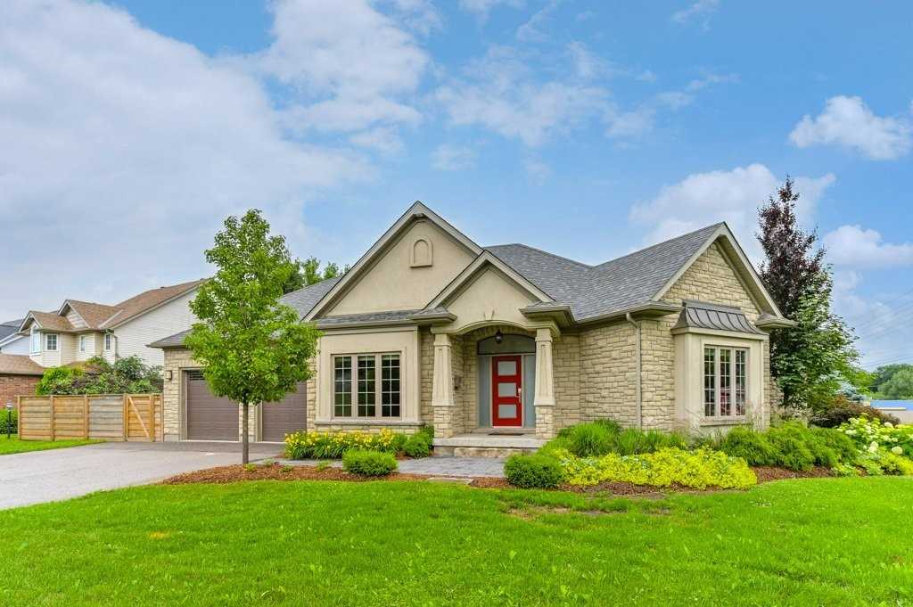 588 Simon St W