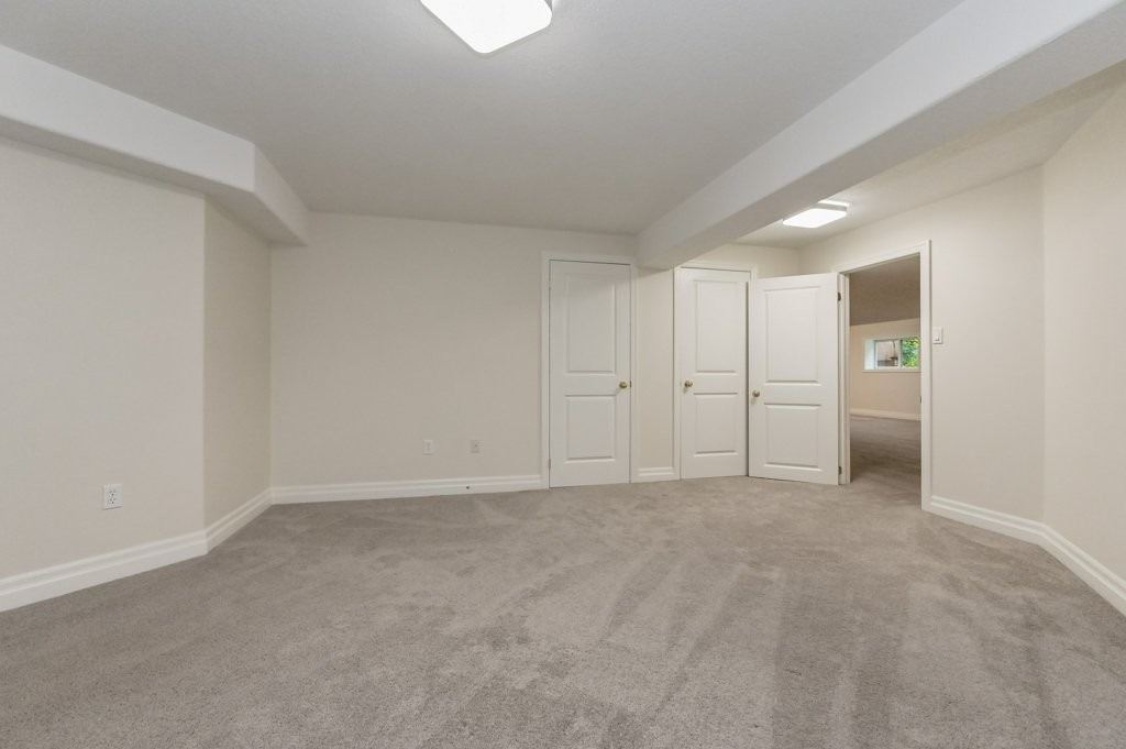 588 Simon St W