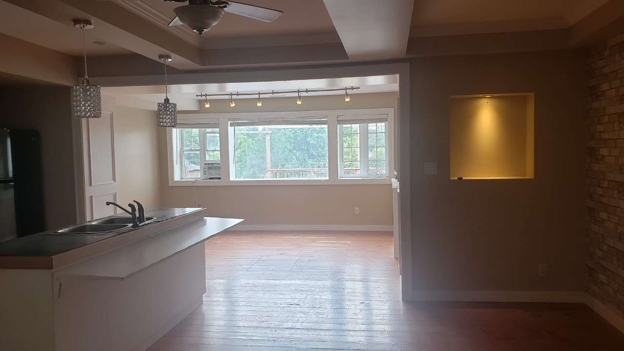 127 Main St W