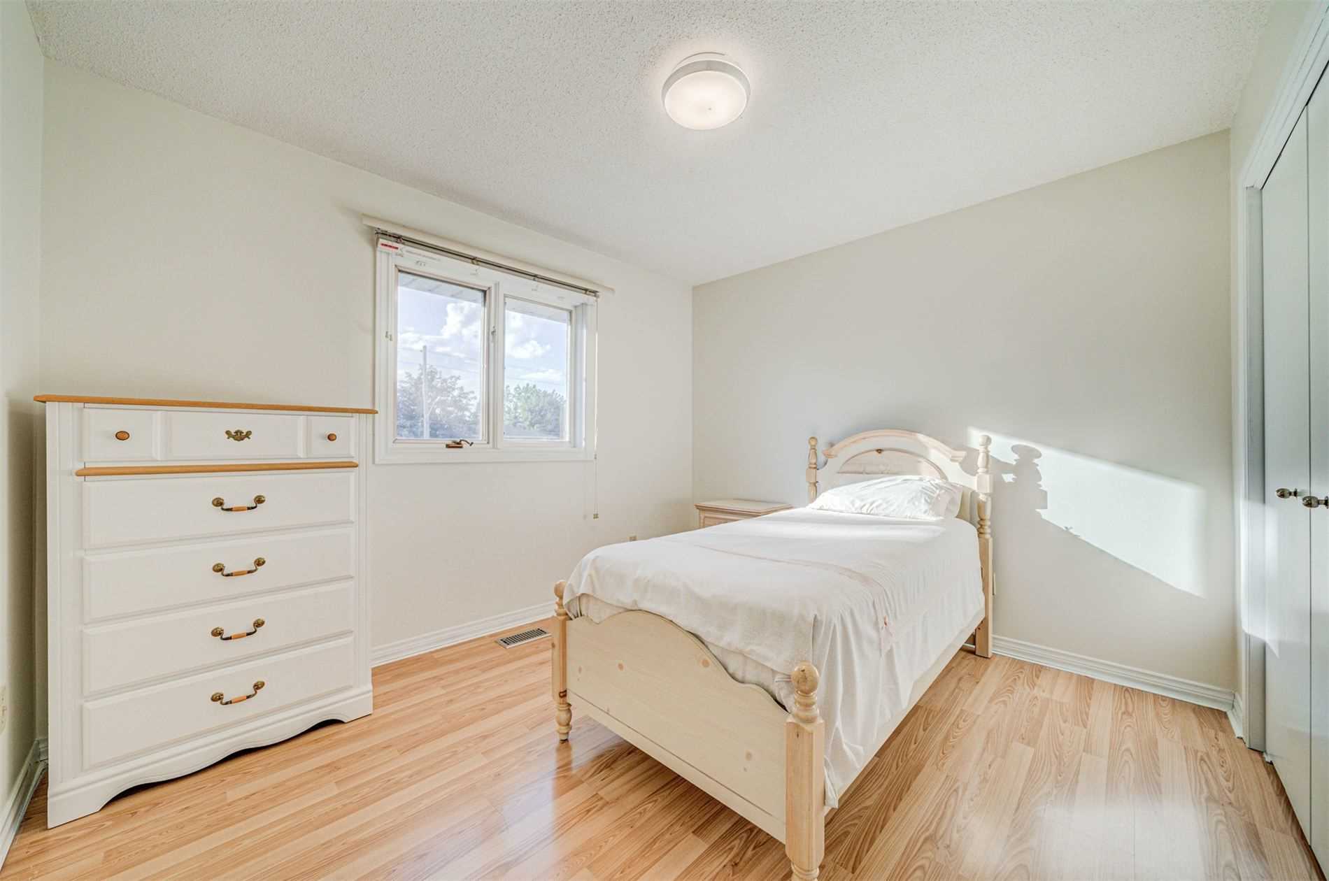 29 Kortright Rd E