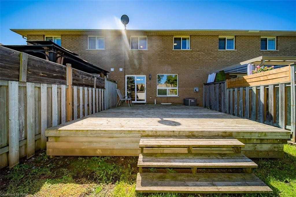 32 Magnolia Cres