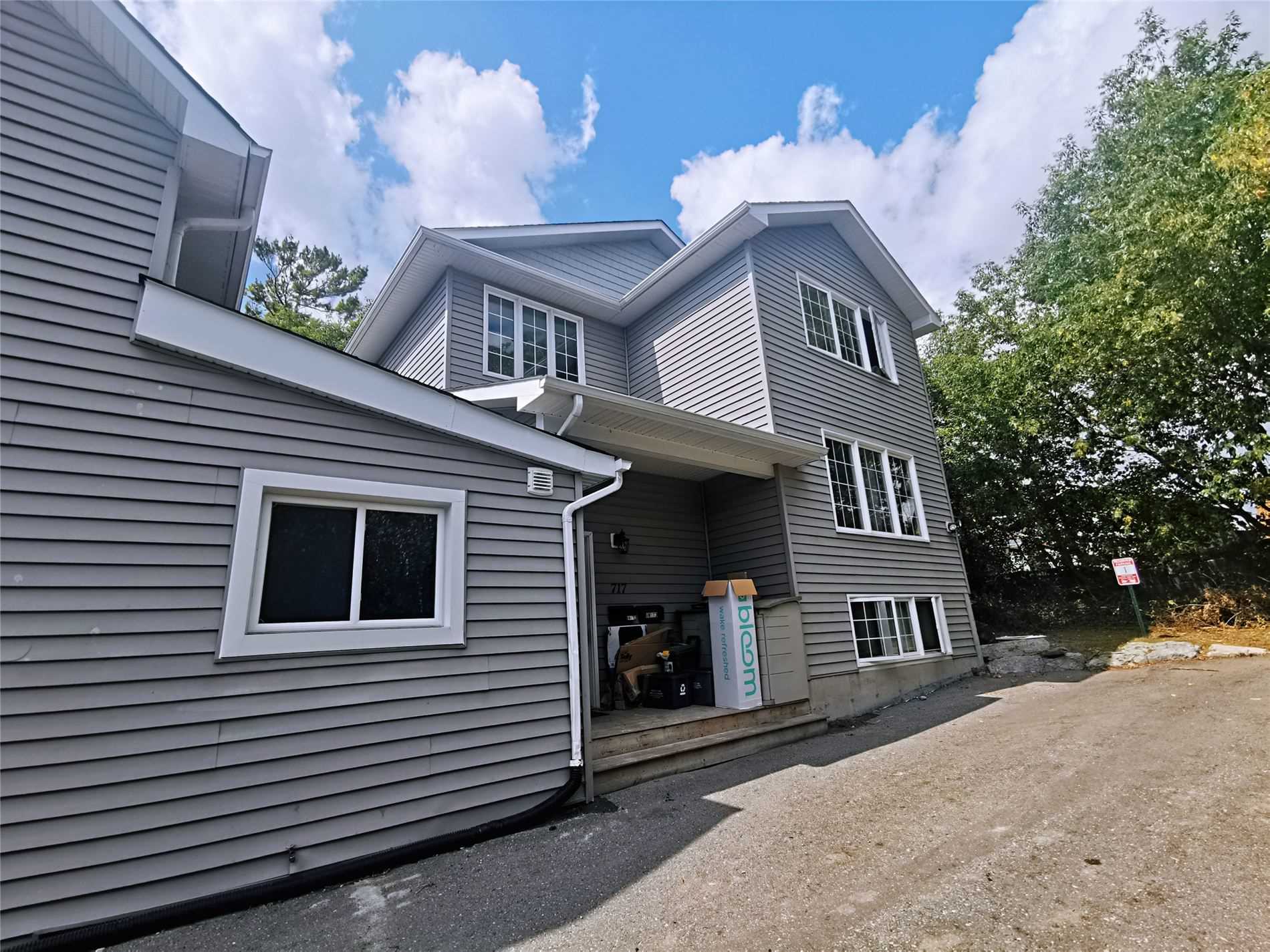 717 King St W