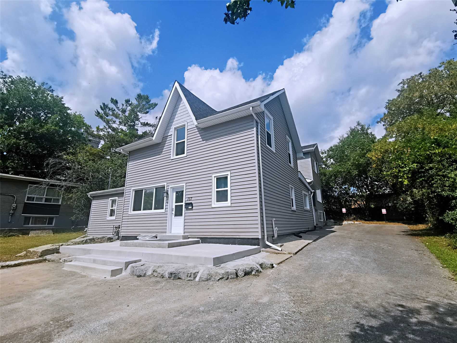 717 King St W