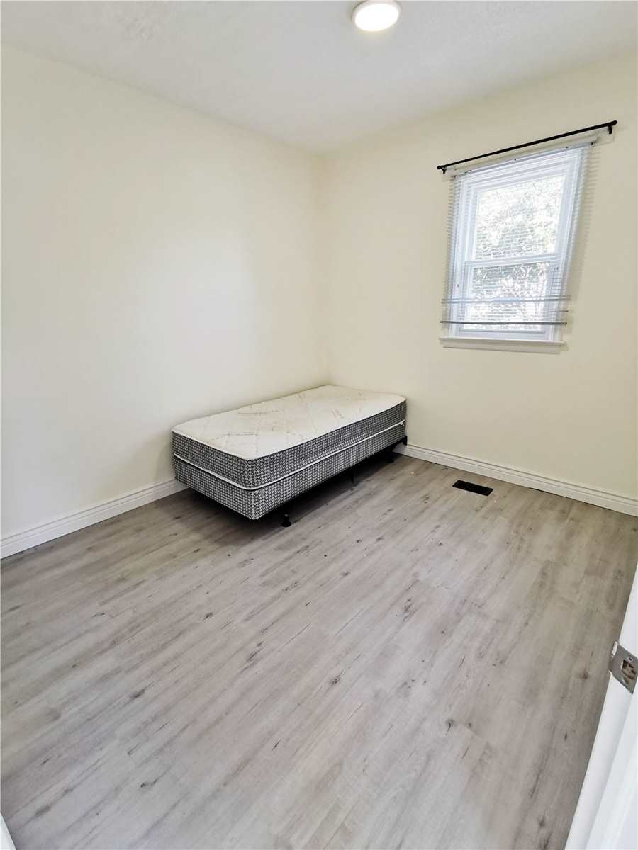 717 King St W