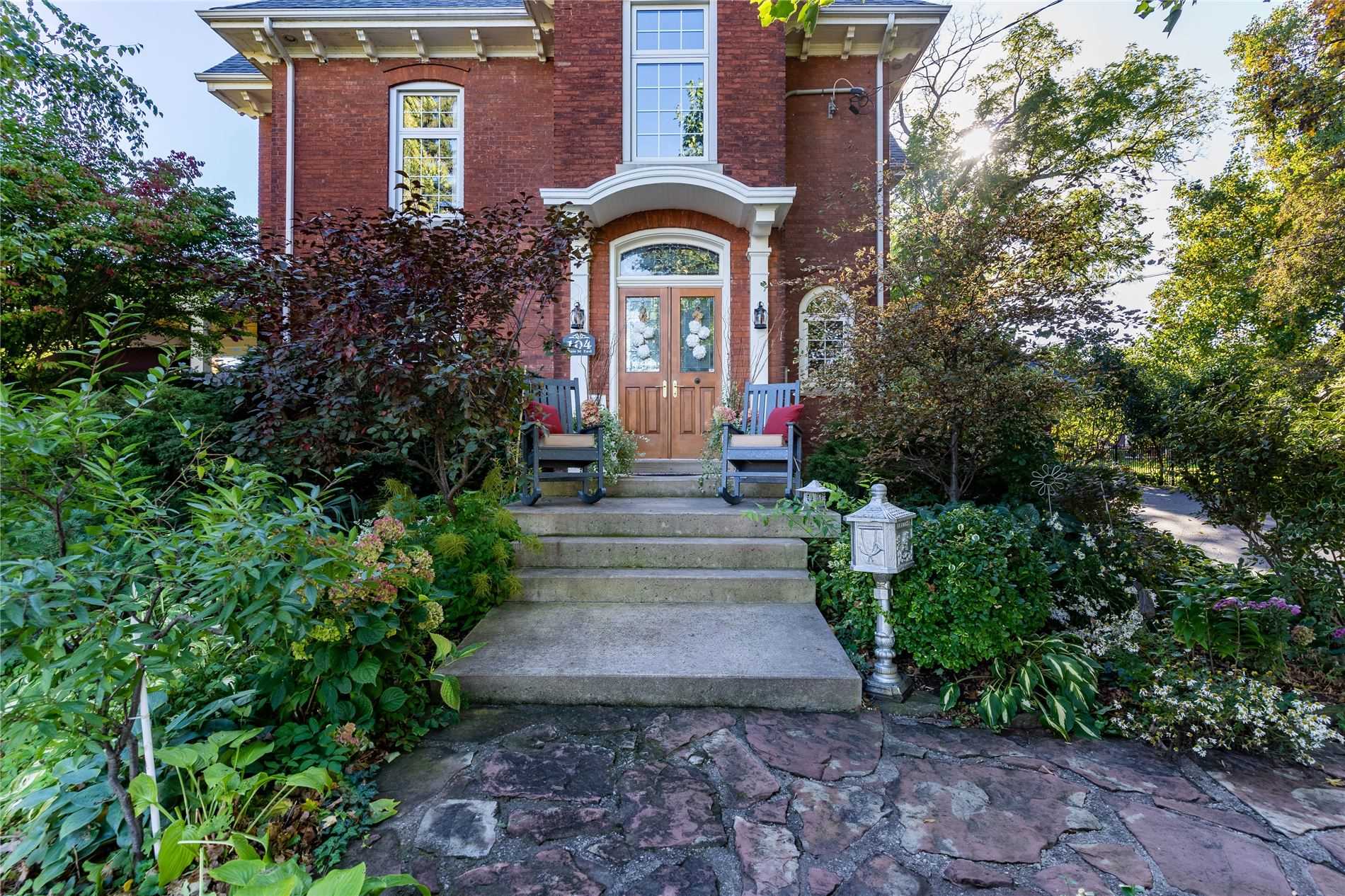 104 Main St E
