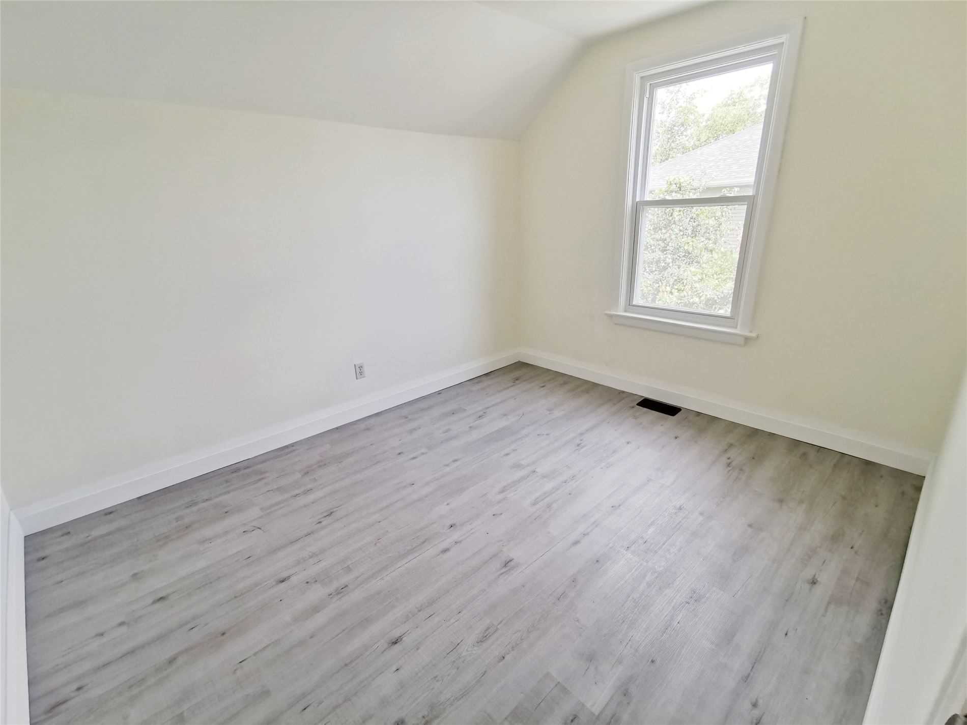717 King St W