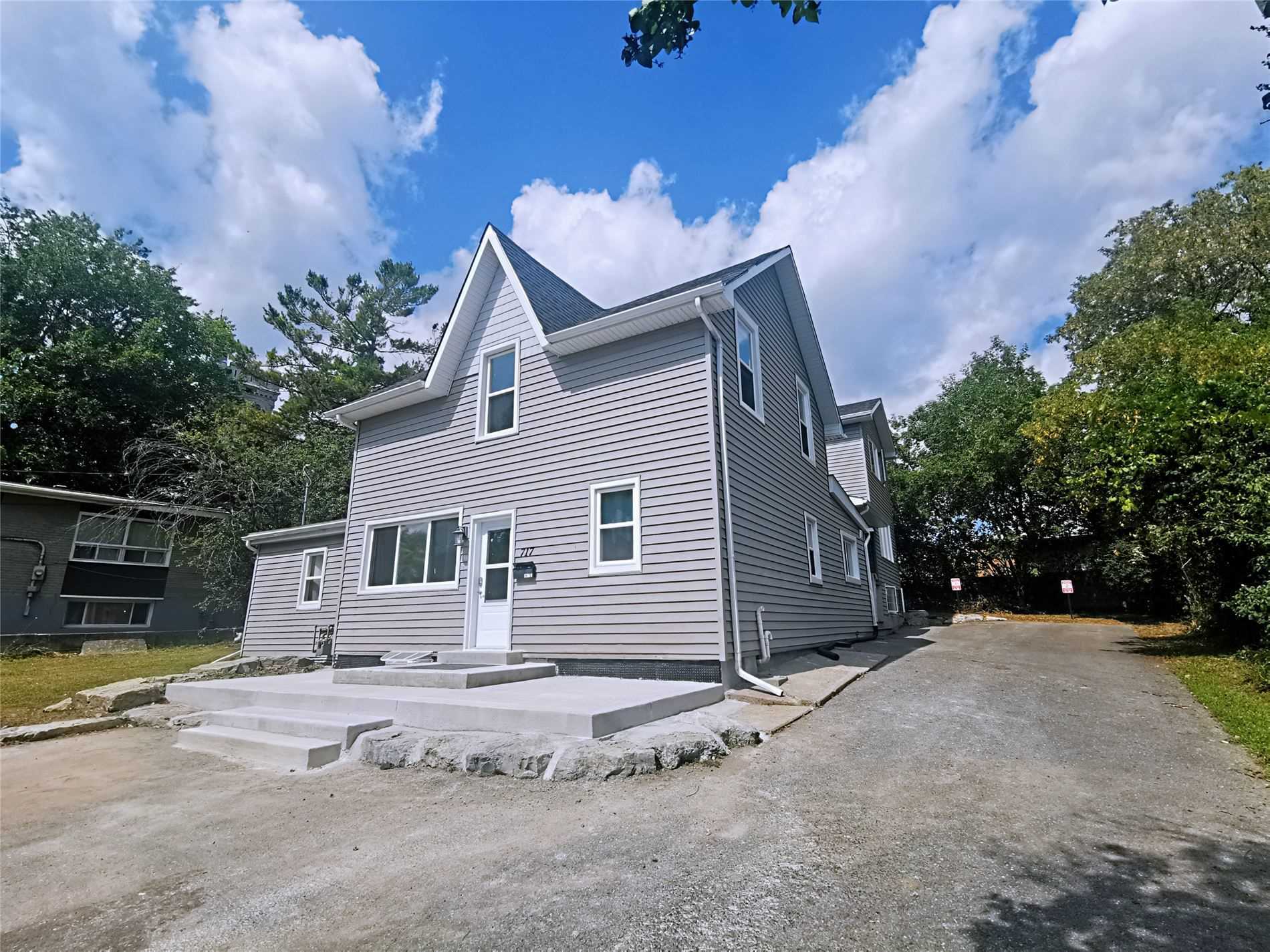 717 King St W