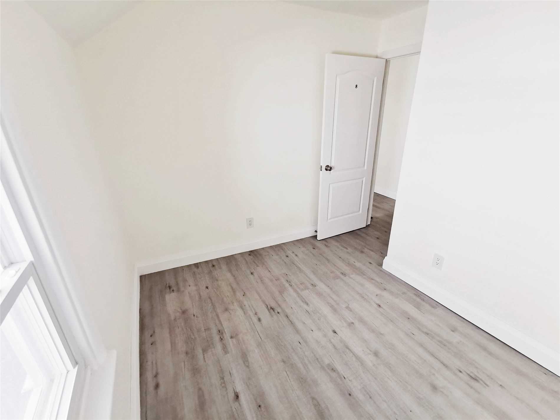 717 King St W