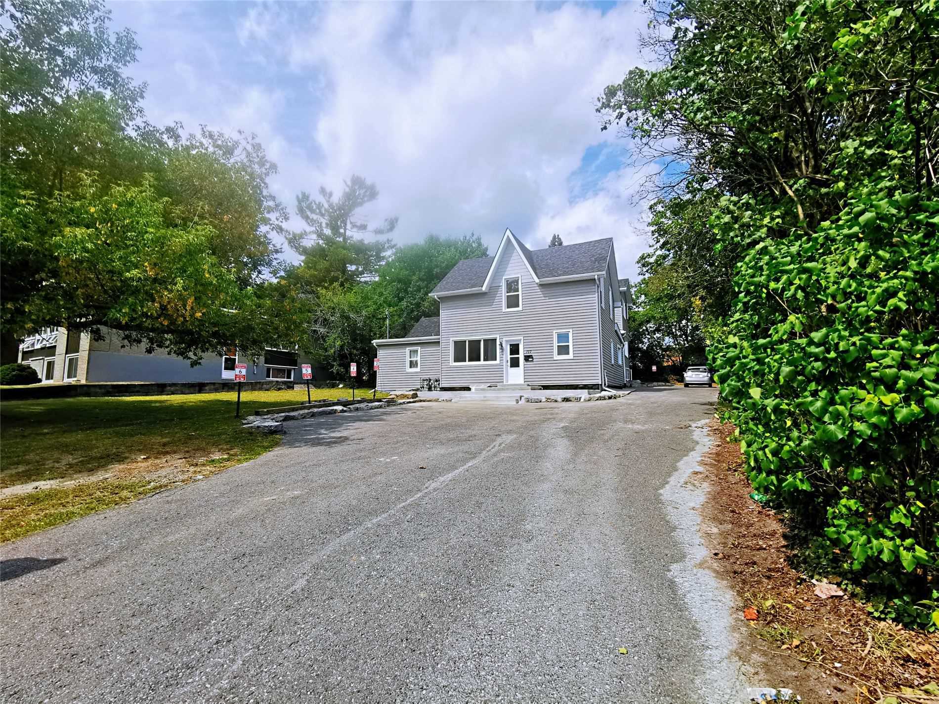 717 King St W