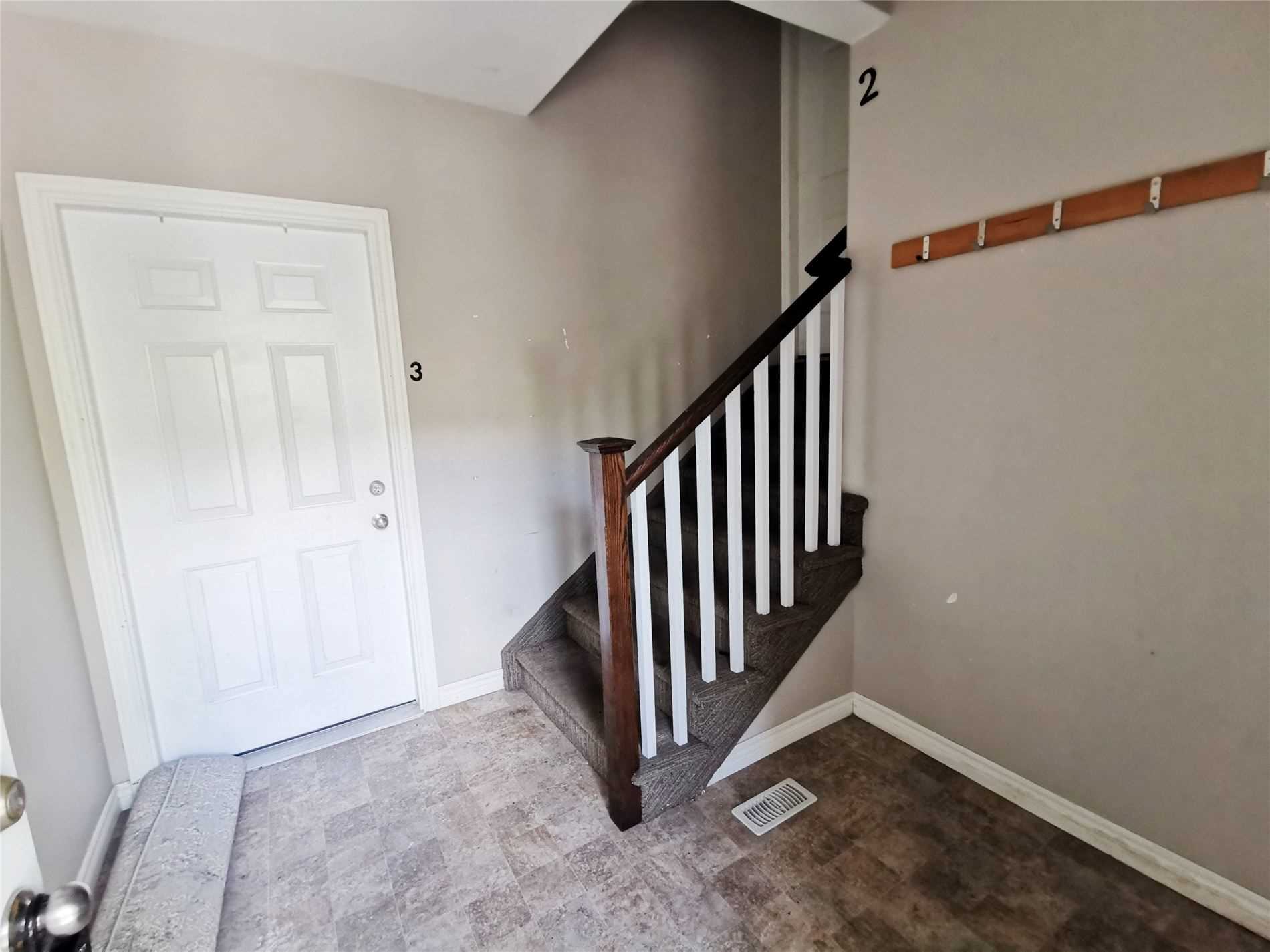 717 King St W