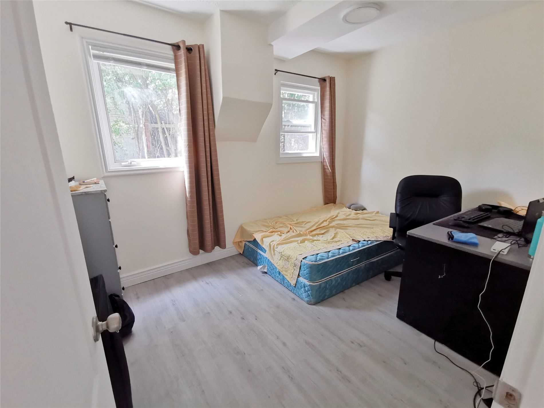 717 King St W