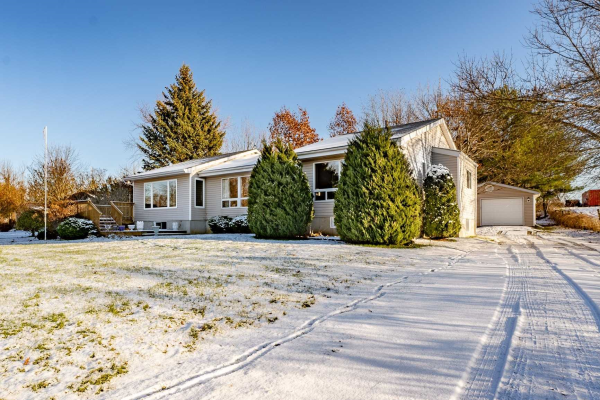 35 Prinyers Dr, Prince Edward County