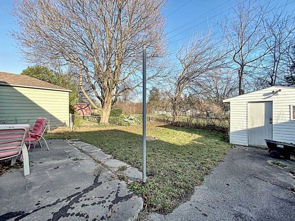 156 Ellsworth Cres