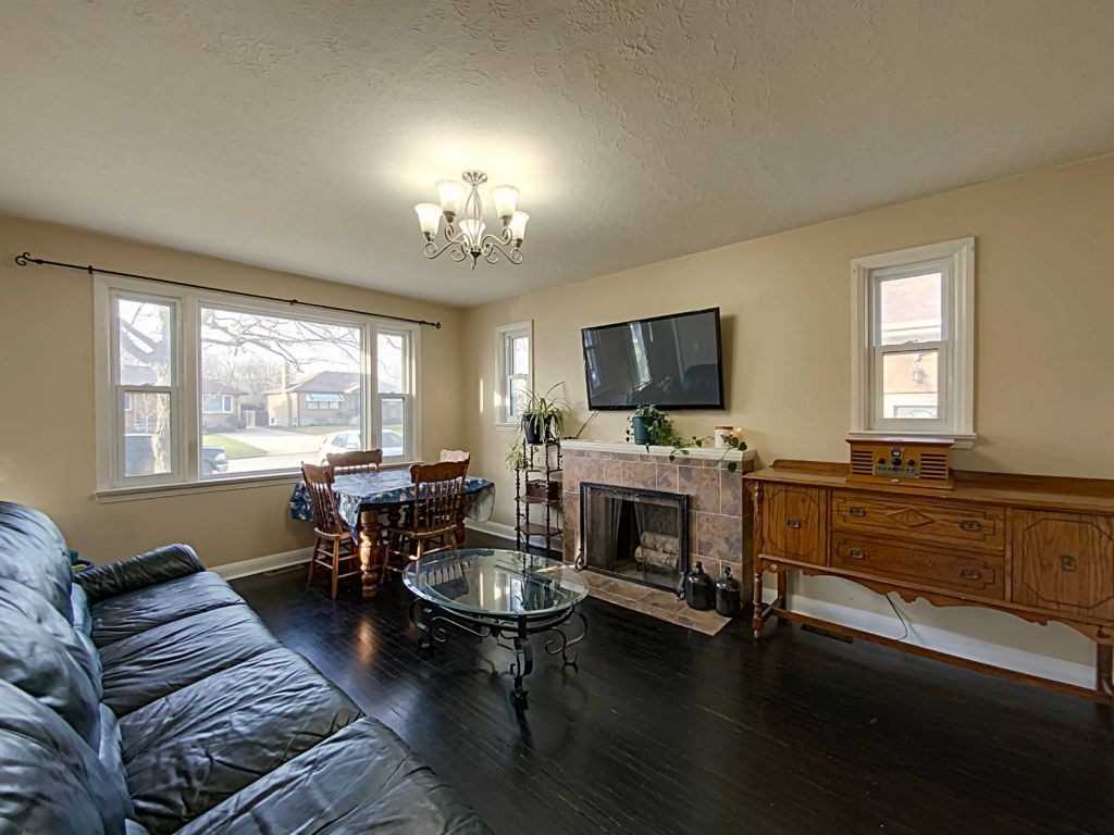 156 Ellsworth Cres