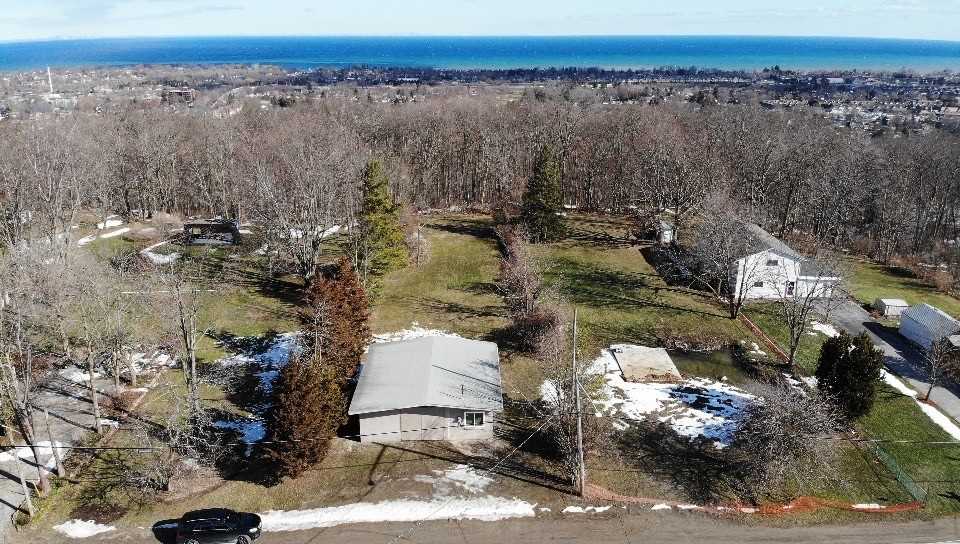 55 Ridge Rd E