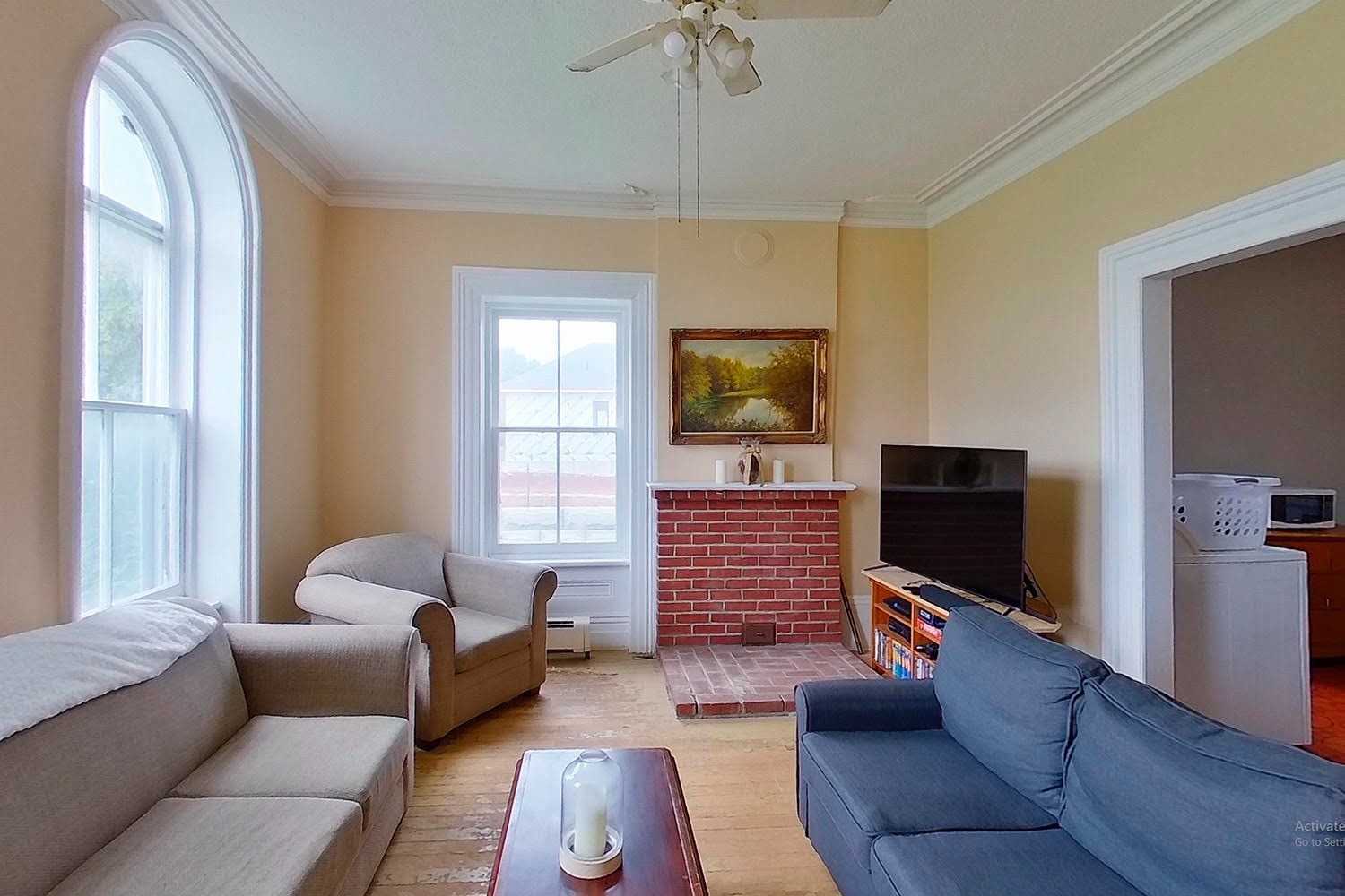 460 King St E