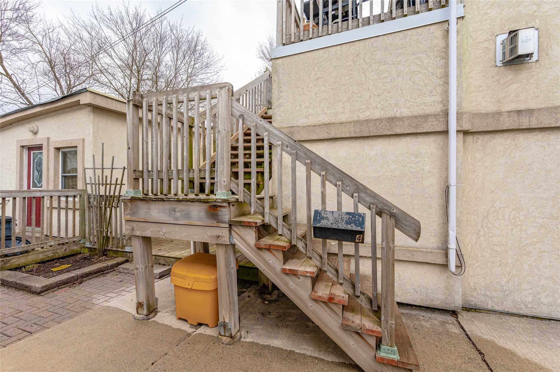 213 Main St E