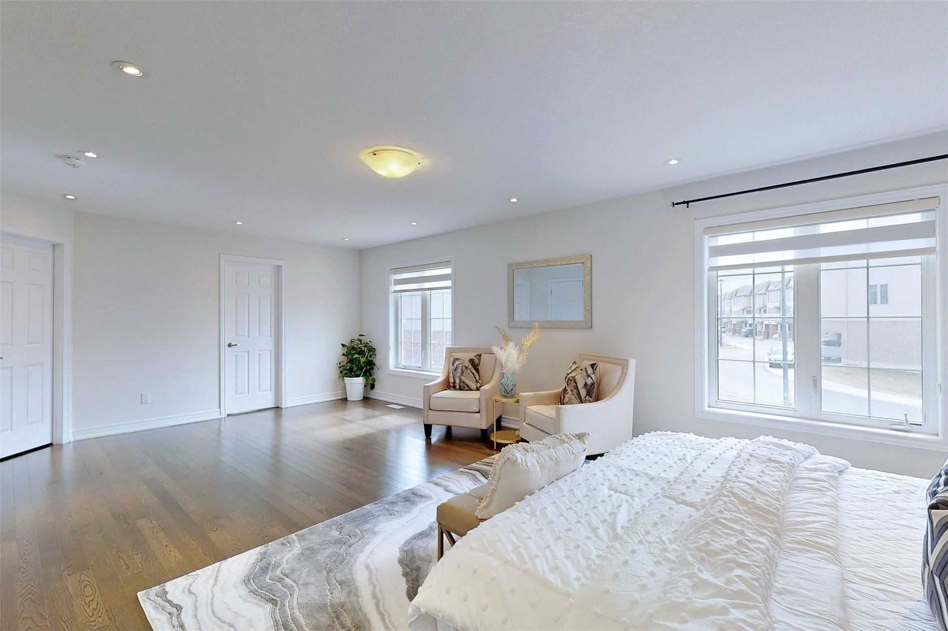 4 Rosebrugh Ave
