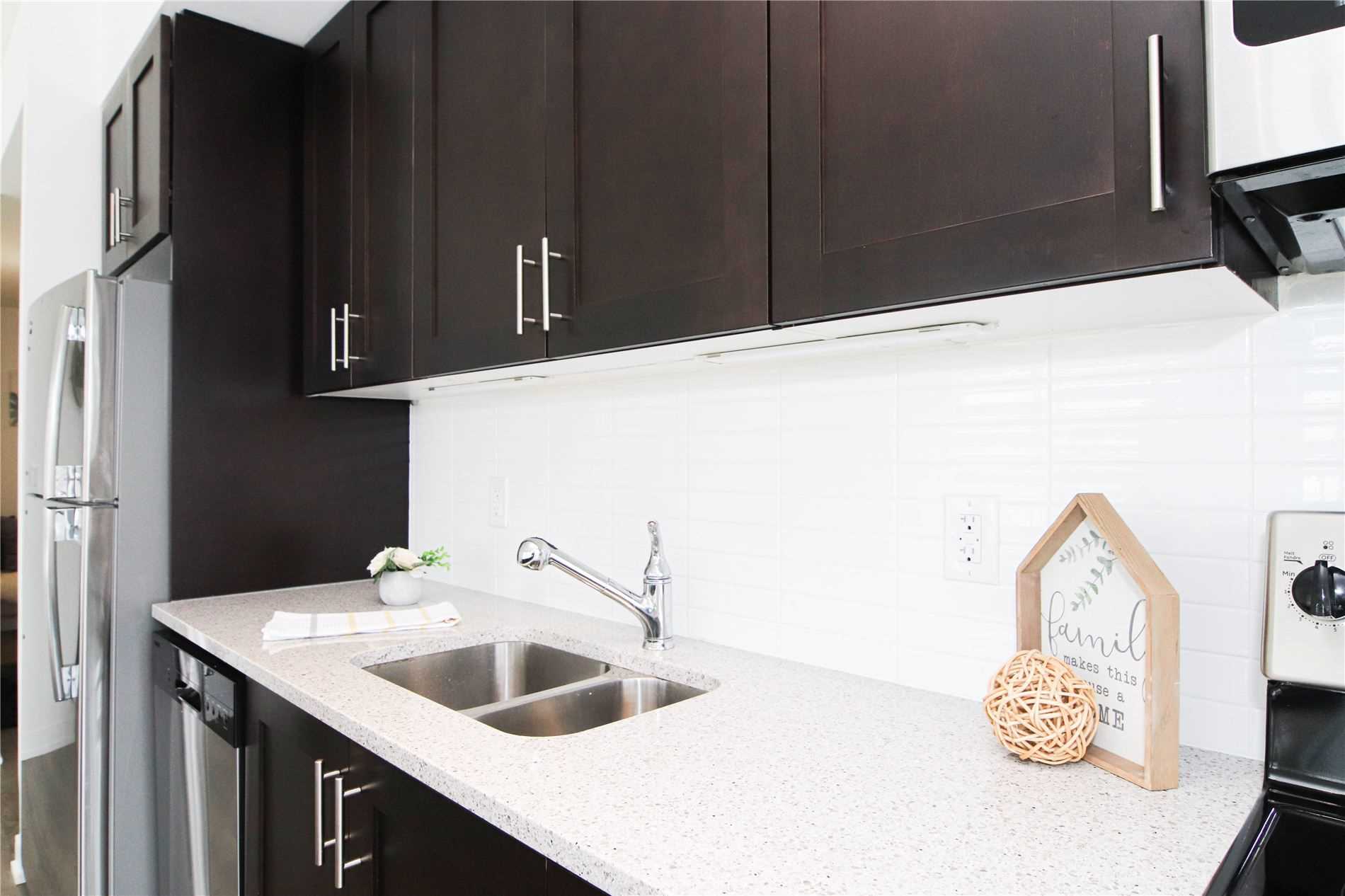 550 North Service Rd, #208