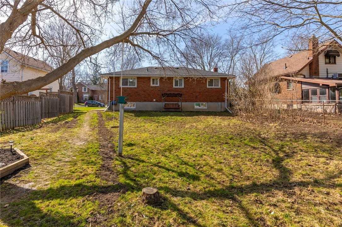 100 Colborne St W