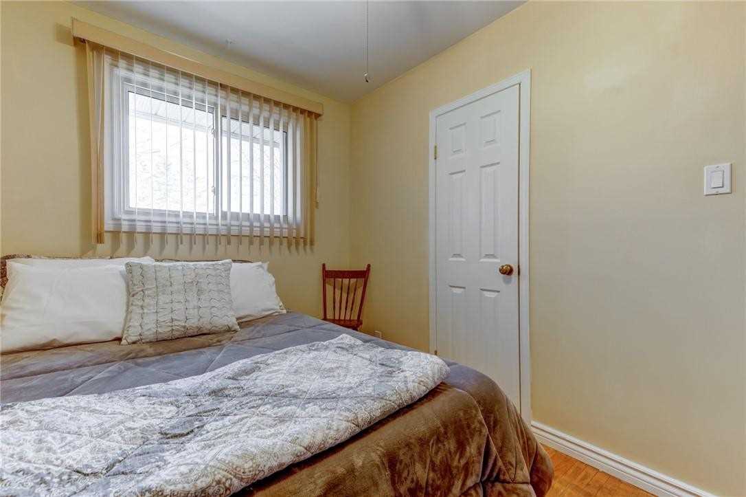 100 Colborne St W
