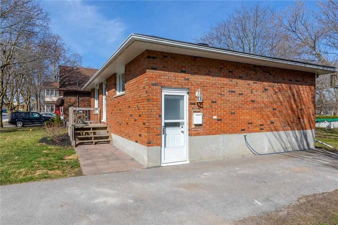 100 Colborne St W