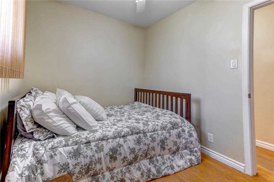 100 Colborne St W