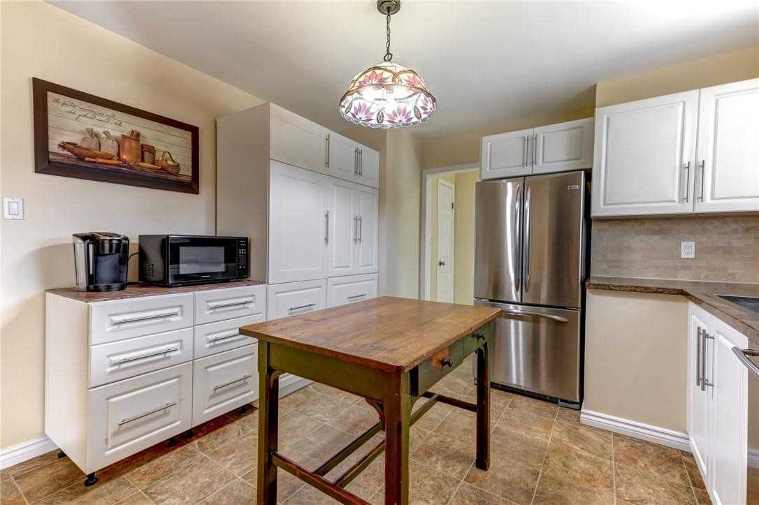 100 Colborne St W