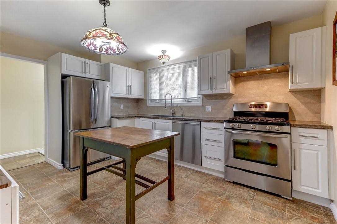 100 Colborne St W