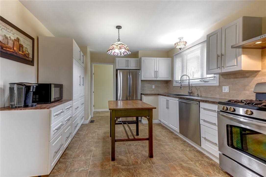 100 Colborne St W