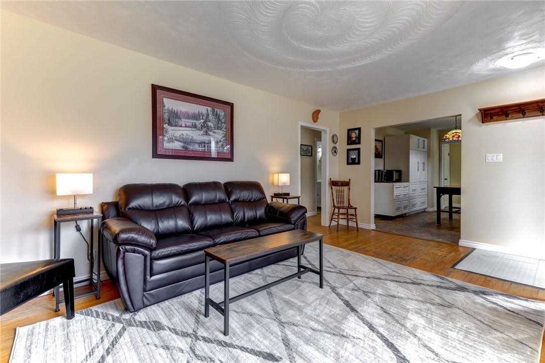 100 Colborne St W