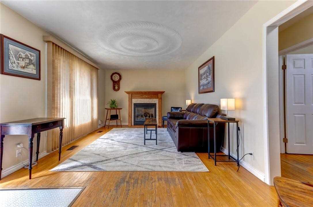 100 Colborne St W