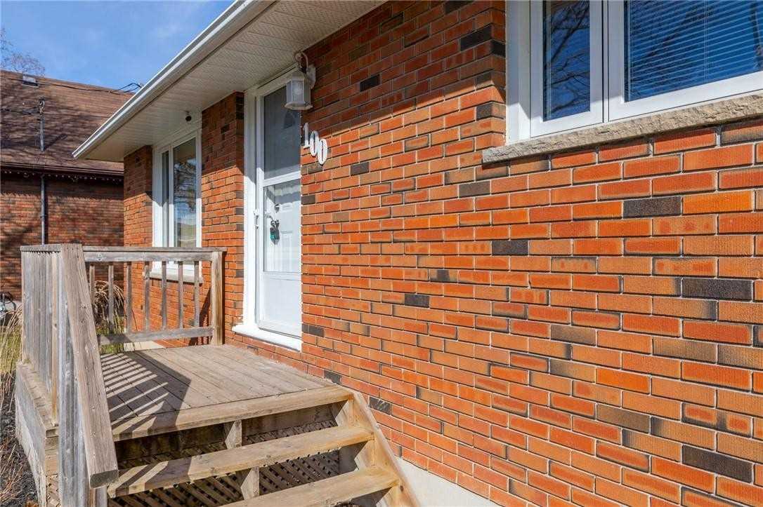 100 Colborne St W