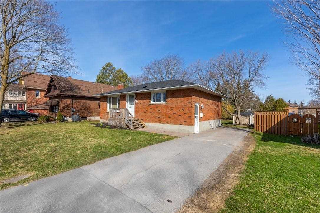 100 Colborne St W