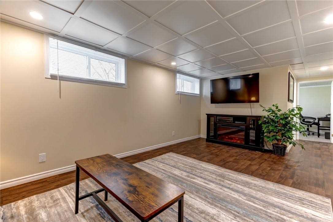 100 Colborne St W
