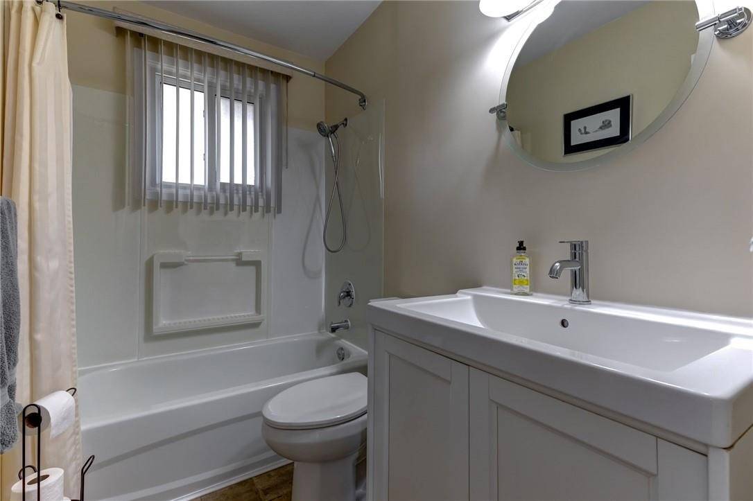 100 Colborne St W