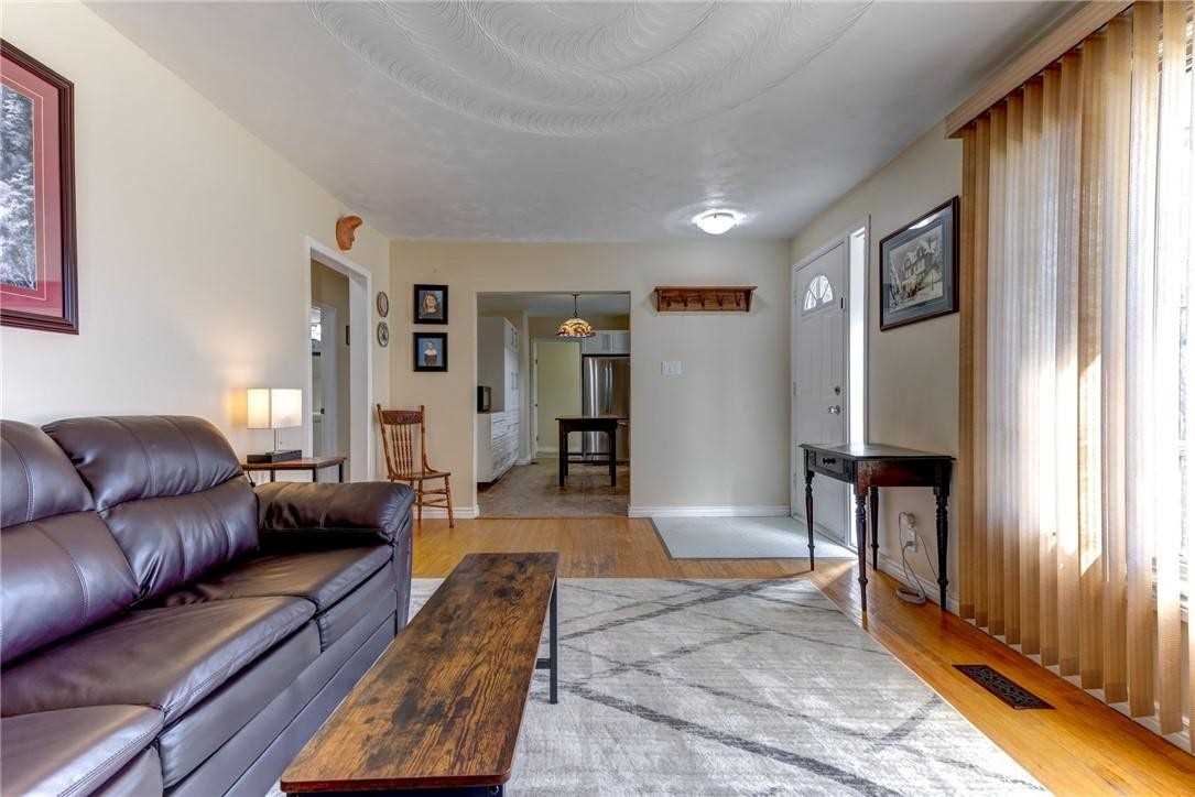 100 Colborne St W