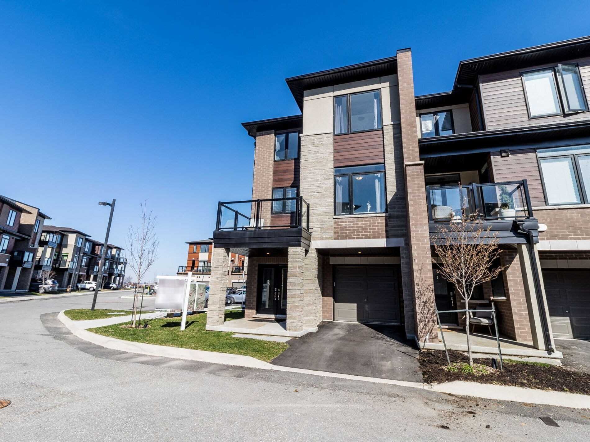 590 North Service Rd, #107