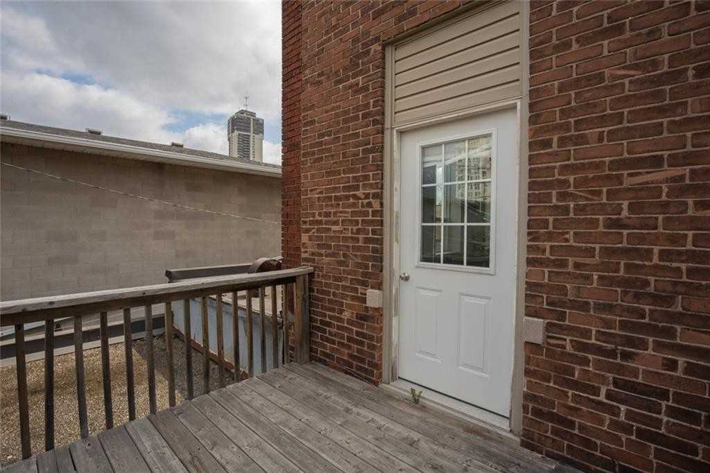166 John St S