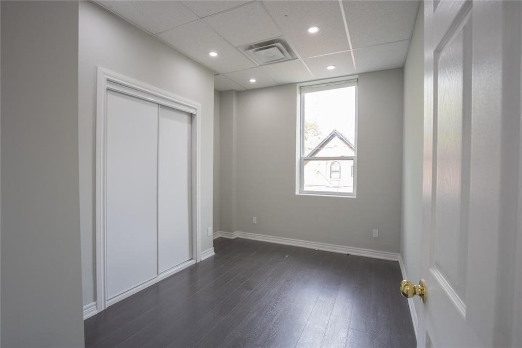 166 John St S