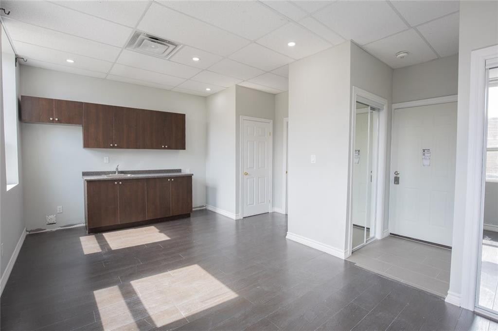 166 John St S