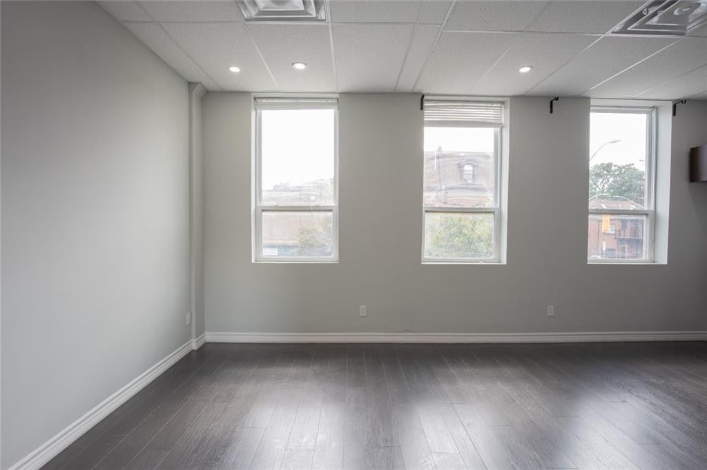 166 John St S