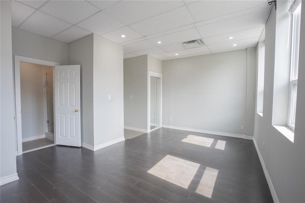 166 John St S