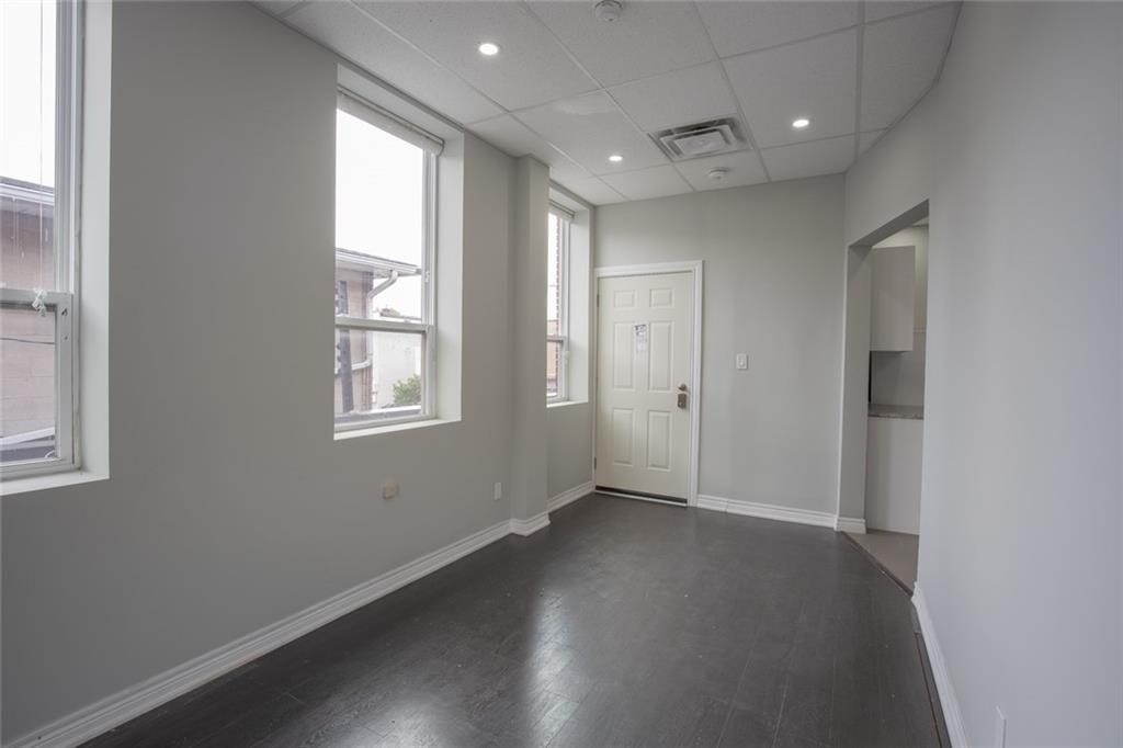 166 John St S