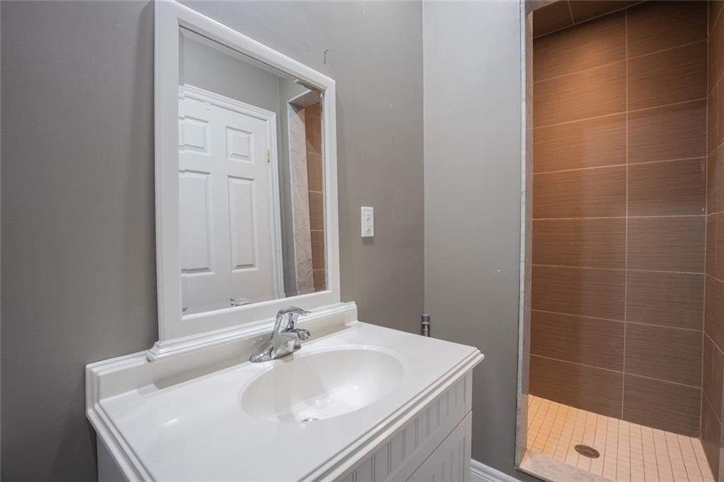 166 John St S