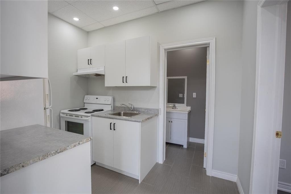 166 John St S