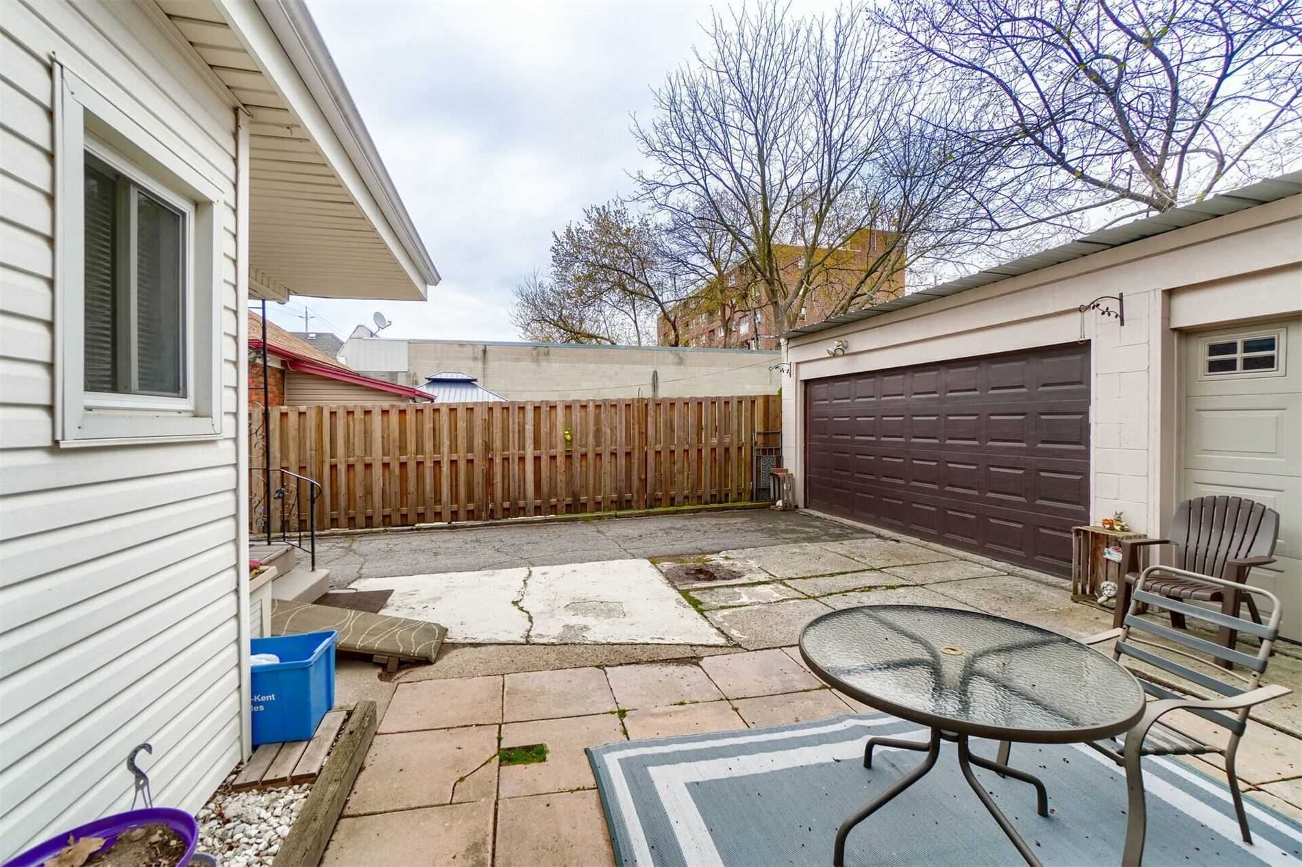 160 Welland Ave